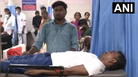 झारखंड : अनशन पर बैठे एक छात्र की तबीयत बिगड़ी, अस्पताल में भर्ती, हालत स्थिर