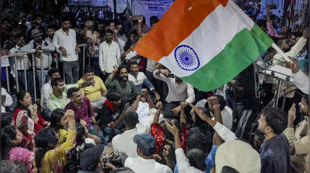 आज की ताजा खबर (Live Blog): ओडिशा यूथ कांग्रेस ने निकाली मशाल रैली; झारखंड के गुमला में लुटेरों के अंतर-राज्यीय गिरोह के 11 सदस्य गिरफ्तार
