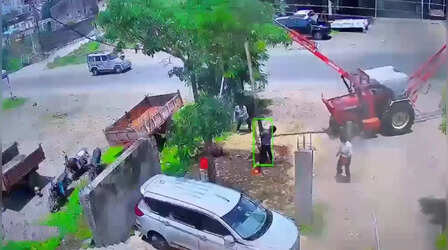 बीड में बिजली के झटके से मजदूर की मौत, 5 सेकंड में बाल-बाल बचा दूसरा मजदूर; CCTV में कैद हुआ हादसा