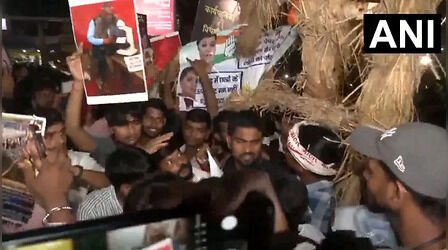 रांची में आंदोलनकारी छात्रों ने फूंका पुतला, रवींद्र पासवान बोले- सरकार की मंशा नहीं आ रही समझ