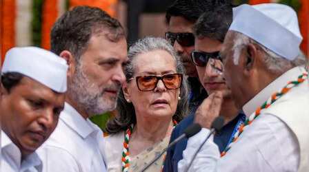 Vande Mataram Row: भाजपा नेताओं ने सोनिया गांधी के खिलाफ कर्नाटक में दर्ज कराई शिकायत, वंदे मातरम का अपमान करने का आरोप