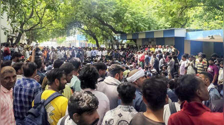 MCD के सफाईकर्मी की हत्या पर फूटा गुस्सा; 1 करोड़ मुआवजे और पक्की नौकरी की मांग पर अड़े सफाई कर्मचारी