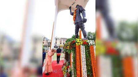 Lucknow: शहीद गुलाब सिंह लोधी को CM योगी ने अर्पित की पुष्पांजलि; अलीगढ़ स्टेडियम से लेकर महापुरुषों के पार्कों के कायाकल्प का बड़ा ऐलान
