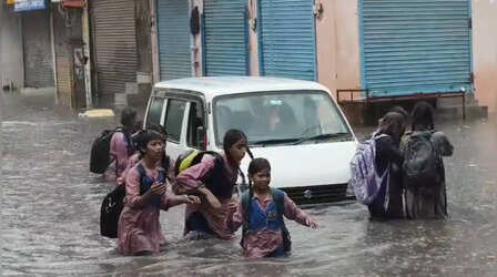 Delhi NCR Rain Today: दिल्ली में आज दिनभर बारिश का Red Alert, थोड़ी सी बारिश में जलभराव के बीच रेंग रहा ट्रैफिक