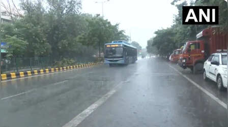 Delhi-NCR Rain: दिल्ली में फिर बरसे बादल, भारी बारिश का रेड अलर्ट; गुरुग्राम में WFH की सलाह, जलभराव-ट्रैफिक ने बढ़ाई टेंशन