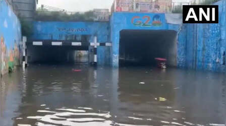 Delhi Rain News:दिल्ली में बारिश से सड़कें बनीं तालाब, सुप्रीम कोर्ट-एम्स समेत कई इलाकों में जलभराव; रास्तों पर रेंगता दिखा ट्रैफिक