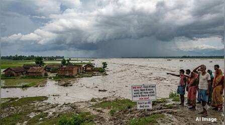 Bihar Weather: बाढ़ के खतरे के बीच बिहार के 27 जिलों में बारिश और ठनके का अलर्ट, जानें रक्षाबंधन पर कैसा रहेगा मौसम?