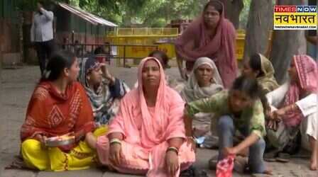 'हमारे पास सिर्फ डेढ़ महीने का वक्त', रेस क्लब एक्शन के बीच राखी लेकर राहुल गांधी से मिलने कांग्रेस मुख्यालय पहुंचीं महिलाएं
