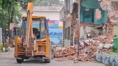 सहारनपुर कलेक्ट्रेट परिसर में अवैध मस्जिद पर चला बुलडोजर तो गरमाई राजनीति, सपा सांसद इकरा हसन हाउस अरेस्ट