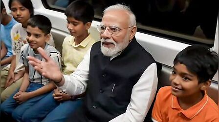 Video: मेट्रो में फिर दिखा PM मोदी का सहज अंदाज, बच्चों से की बातचीत; पहले भी इतनी बार कर चुके हैं सफर