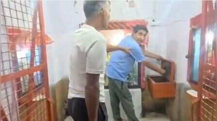 Meerut News: दिनदहाड़े मंदिर में चोरी, CCTV कैमरे को गमछे से ढका फिर तोड़ा दानपात्र, दो दिन बाद भी गिरफ्तारी नहीं