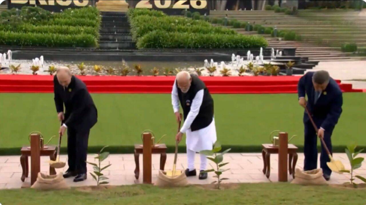VIDEO: BRICS में दिखी दोस्ती की 'हरियाली', PM मोदी संग राजनेताओं ने लगाया पौधा