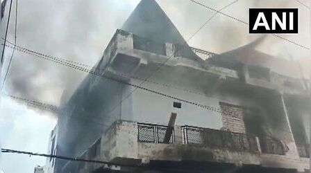 Delhi Factory Fire: दिल्ली की फैक्ट्री में लगी भीषण आग, जान बचाने के लिए तीसरी मंजिल से कूदने लगे लोग, कई घायल