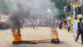 Patna News: पटना में जलजमाव को लेकर भड़का लोगों का गुस्सा, सड़क पर टायर जलाकर किया प्रदर्शन; धरने पर बैठे