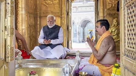 Varanasi News: PM मोदी के 76वें जन्मदिन पर काशी घाटों पर दुग्धाभिषेक, Gen Z ने पहली बार रक्तदान कर दी बधाई