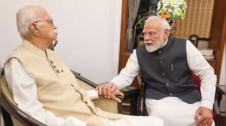 सियासत के 25 साल पूरे, आडवाणी से मिले PM मोदी, BJP के वरिष्ठ नेता के घर पहुंचकर लिया आशीर्वाद