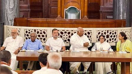 'वोट चोरी' के मुद्दे पर INDIA गठबंधन की रणनीति पर लगा ब्रेक, खरगे की अध्यक्षता में होने वाली बैठक स्थगित