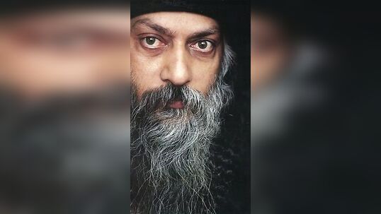 ओशो के 10 अनमोल विचार: डर का मतलब है कि आप भविष्य में जी रहे हैं, जीवन वर्तमान में होता है
