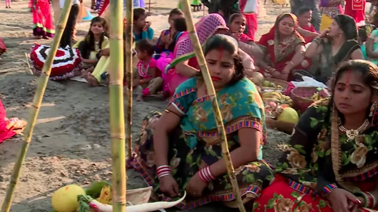 Bhojpuri Chhath Song: छठ पर सबसे ज्यादा बजता है शारदा सिन्हा का गीत 'केलवा के पात पर', देखें वीडियो