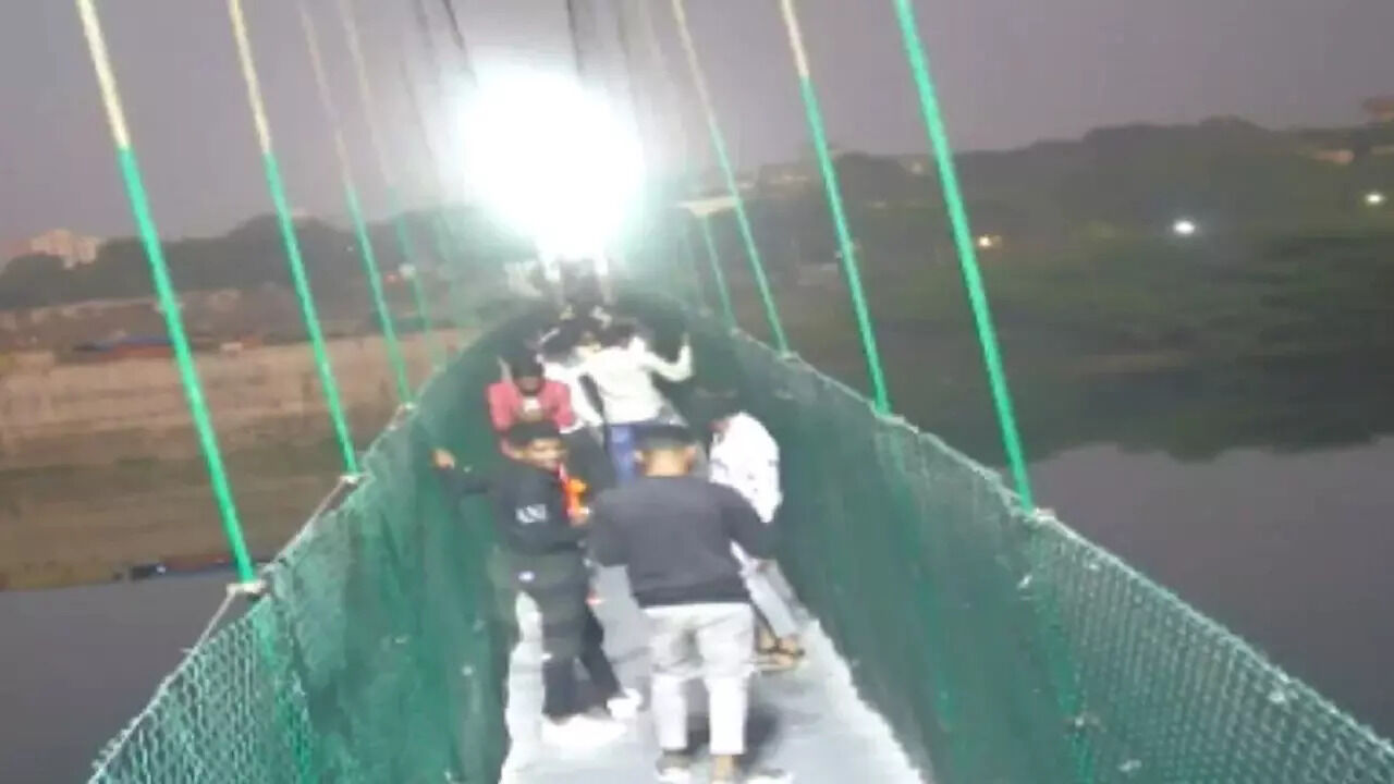First video of Morbi bridge shows people shaking bridge before tragedy ...