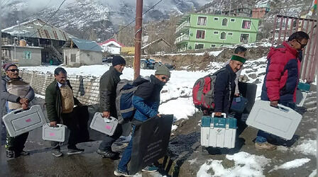 Himachal Election: केवल वोट डालाना ही नहीं EVM पहुंचान भी टेढ़ा काम, ये हैं सबसे दुर्गम पोलिंग बूथ