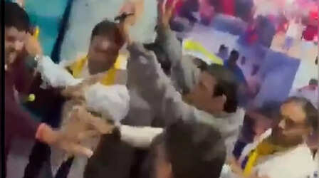 AAP विधायक गुलाब सिंह यादव की टिकट बेचने के आरोप में पिटाई, कार्यकर्ताओं ने दौड़ा-दौड़ा कर पीटा