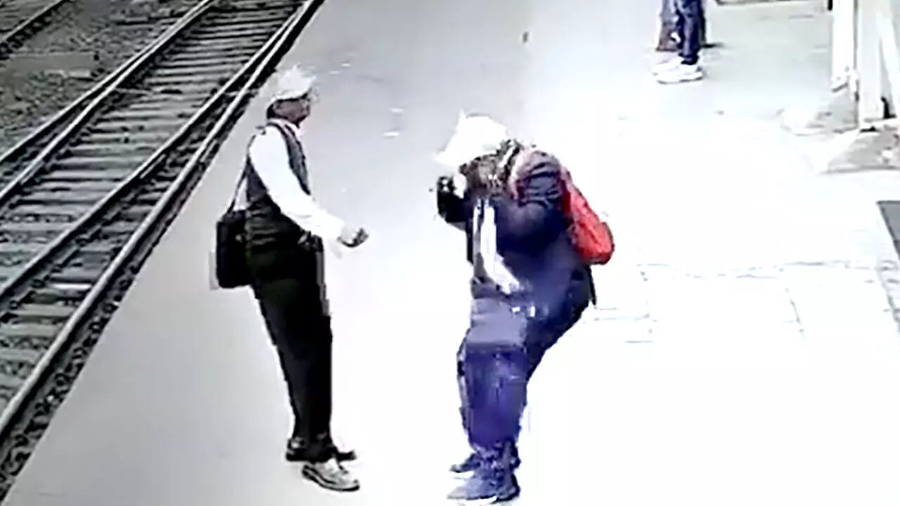 Shocking Video TTE was talking on the railway platform suddenly high ...