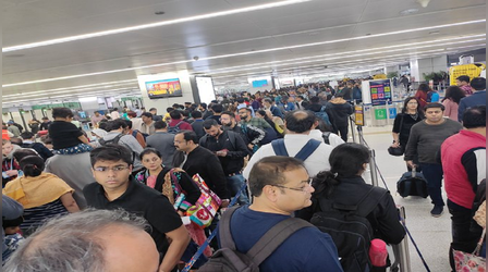 Delhi : रेलवे स्टेशन जैसा Termianl 3 का हाल, लोगों में ट्रे के लिए झगड़ा, तो कोई बोला-'नरक में आपका स्वागत है'