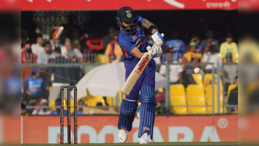 IND vs SL 1st ODI Live विराट लगाने लगे दमदार शॉट्स