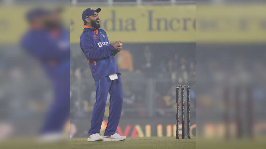 IND vs SL 1st ODI Live मैच के दौरान यूं हल्के मूड में नजर आए विराट