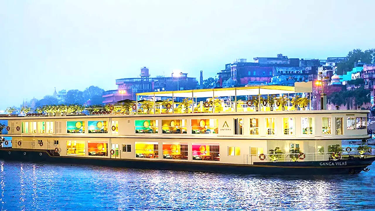 Video:वाराणसी से डिब्रूगढ़ के लिए रवाना MV Ganga Vilas Cruise बिहार के छपरा में फंसा?