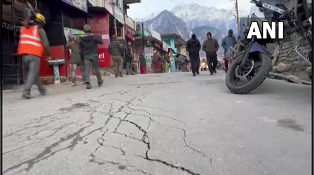 Joshimath : जोशीमठ में अब बद्रीनाथ नेशनल हाईवे पर सामने आईं दरारें, प्रशासन ने कहा- डरने की जरूरत नहीं