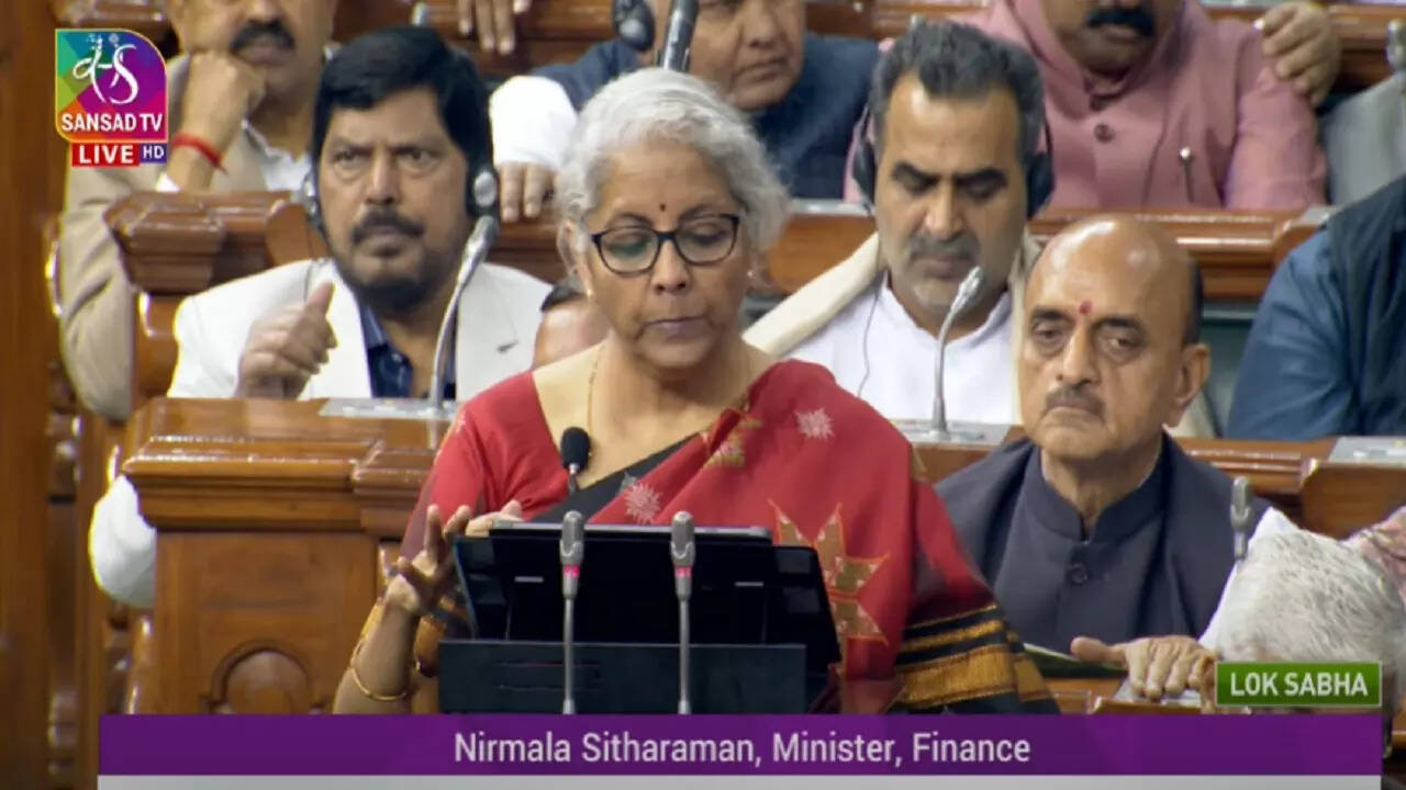 Budget 2023 Highlights: वित्त मंत्री का बड़ा ऐलान- टैक्स स्लैब में कमी, महिला सम्मान बचत पत्र योजना पर मिलेगा 7.5 फीसदी ब्याज