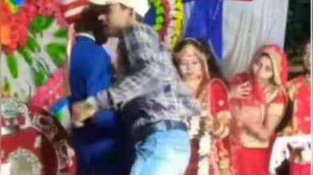 Groom Video: जयमाला के दौरान शख्स ने दूल्हे से कही ऐसी बात, सुनते ही चकरा कर ऐसे गिरा देखते रह गए लोग