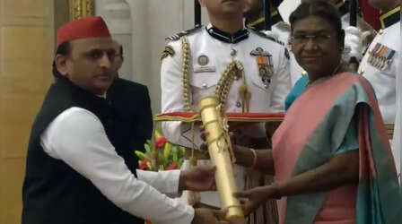 बंटे Padma Awards: मुलायम को मरणोपरांत पद्म विभूषण, अखिलेश लेने पहुंचे सम्मान; देखें- राष्ट्रपति से और किन्हें मिले पुरस्कार