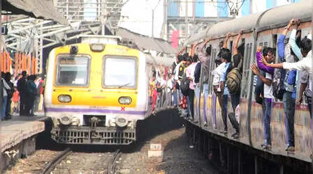 Mumbai Local: मुंबई में बिजली के टूटे तार ने रोकी लोकल ट्रेन की रफ्तार, सेवाएं हुईं बाधित