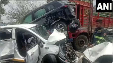 Mumbai Pune Expressway: एक साथ मुंबई-पुणे एक्सप्रेसवे पर टकरा गईं 12 गाड़ियां, देखें Video