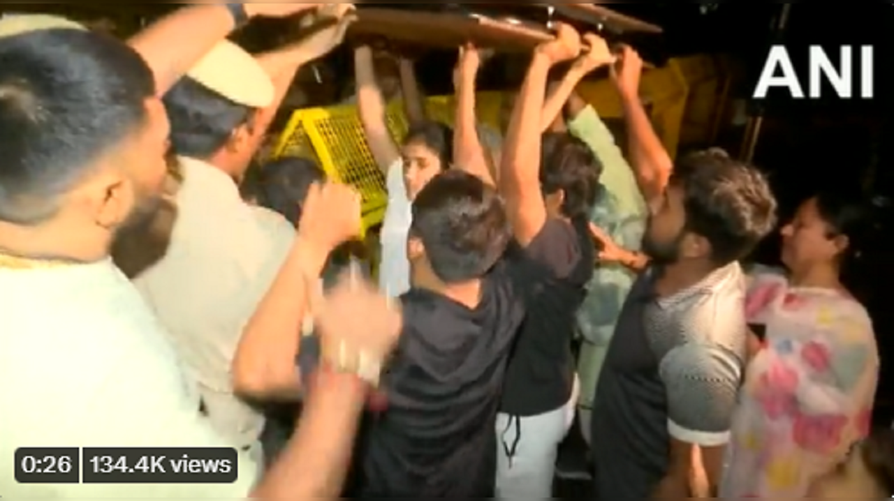 Scuffle breaks out between protesting wrestlers and Delhi Police at ...