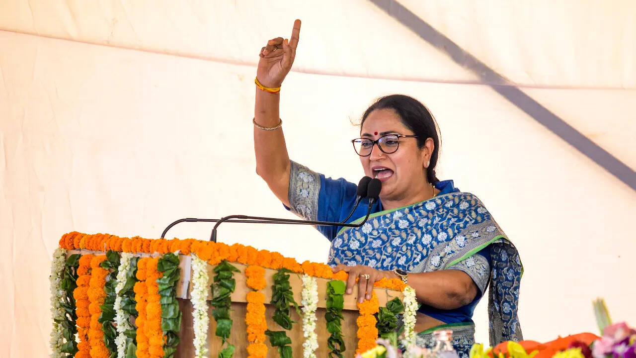 Delhi News: मिलीभगत करने वाले अधिकारियों पर FIR,वेतन-पेंशन रोकने तक की कार्रवाई;दिल्ली में अवैध निर्माण और फायर नियमों पर सख्त हुई रेखा सरकार