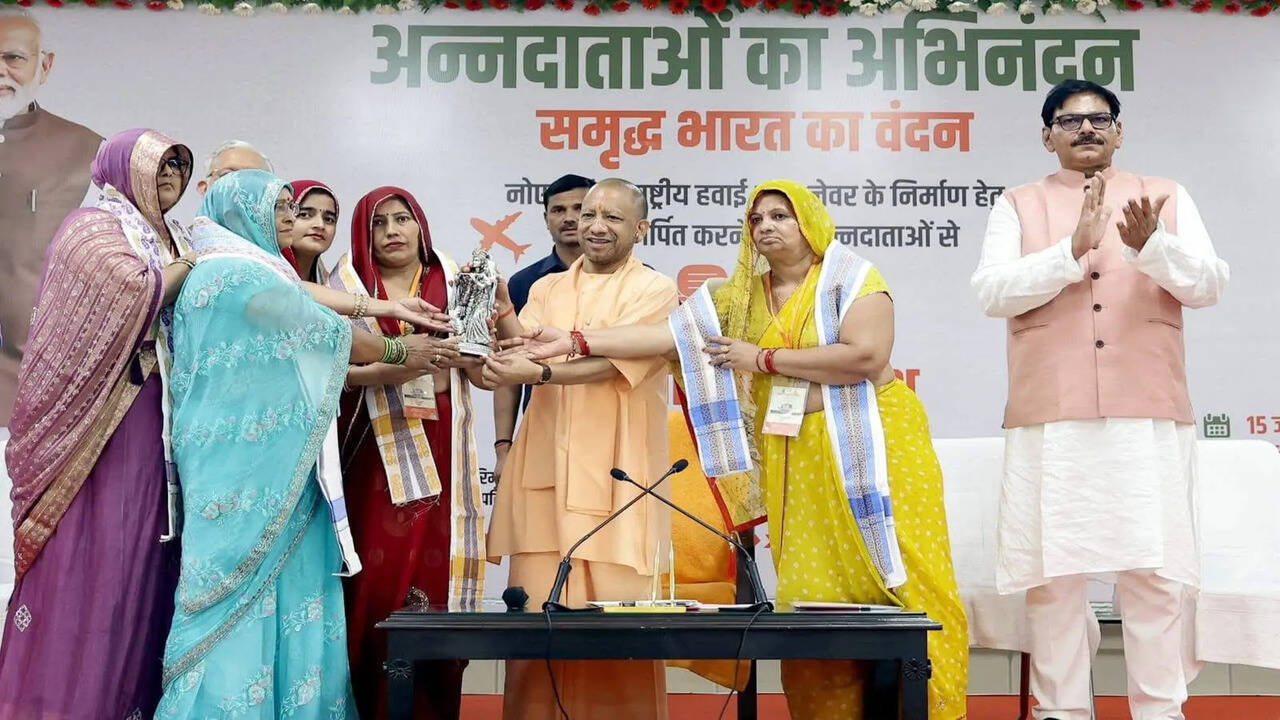 Jewar Airport First Flight: अपने गांव से पहली बार हवाई उड़ान भर भावुक हुए किसान, सीएम योगी को कहा- धन्यवाद