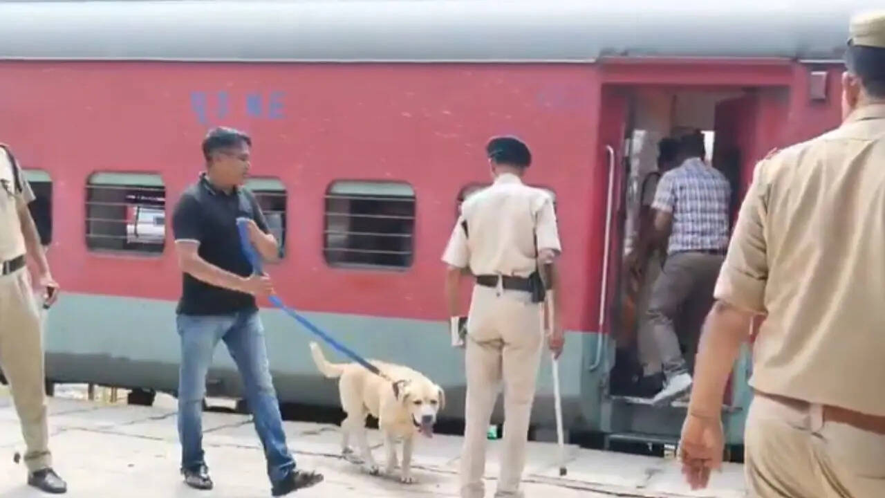 लखनऊ के ऐशबाग रेलवे स्टेशन पर बम की खबर से हड़कंप, खोजी कुत्तों के साथ जांच में जुटी एजेंसियां