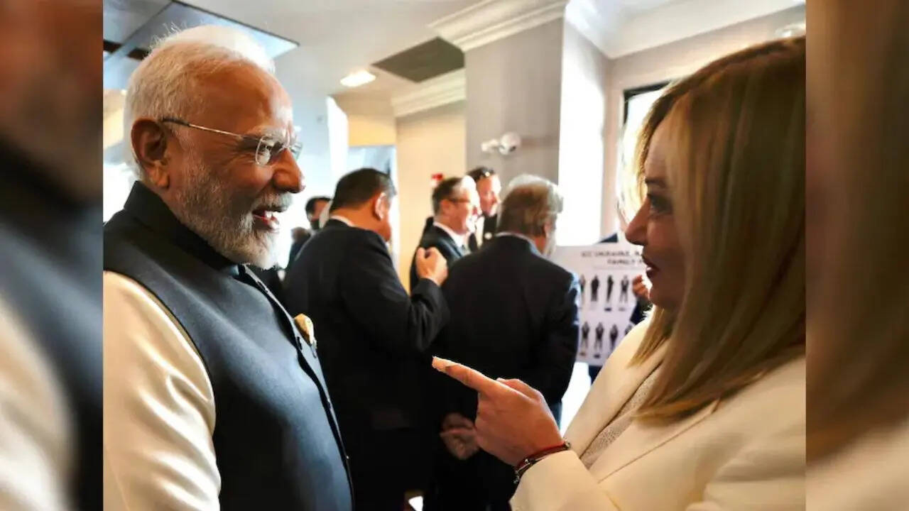 'Melodi' का जलवा; G7 समिट में फिर मिले पीएम मोदी और मेलोनी, इटली की PM बोलीं- 'हम इंस्टाग्राम पर सबसे ज्यादा फेमस हैं'