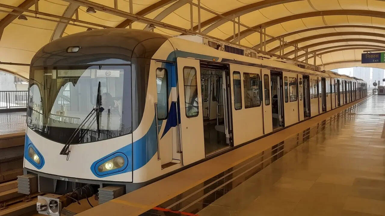 Gurugram Metro: गुरुग्राम रेलवे स्टेशन से भोंडसी तक दौड़ेगी मेट्रो; बदले रूट से इन सेक्टर्स की चमकी किस्मत, देखें 17 स्टेशनों की लिस्ट