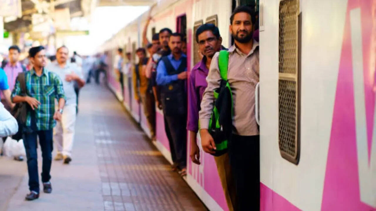 मुंबई लोकल यात्रियों को बड़ी सौगात, 29 जून से चलेंगी 12 नई एसी ट्रेनें; गर्मी में सफर होगा आरामदायक