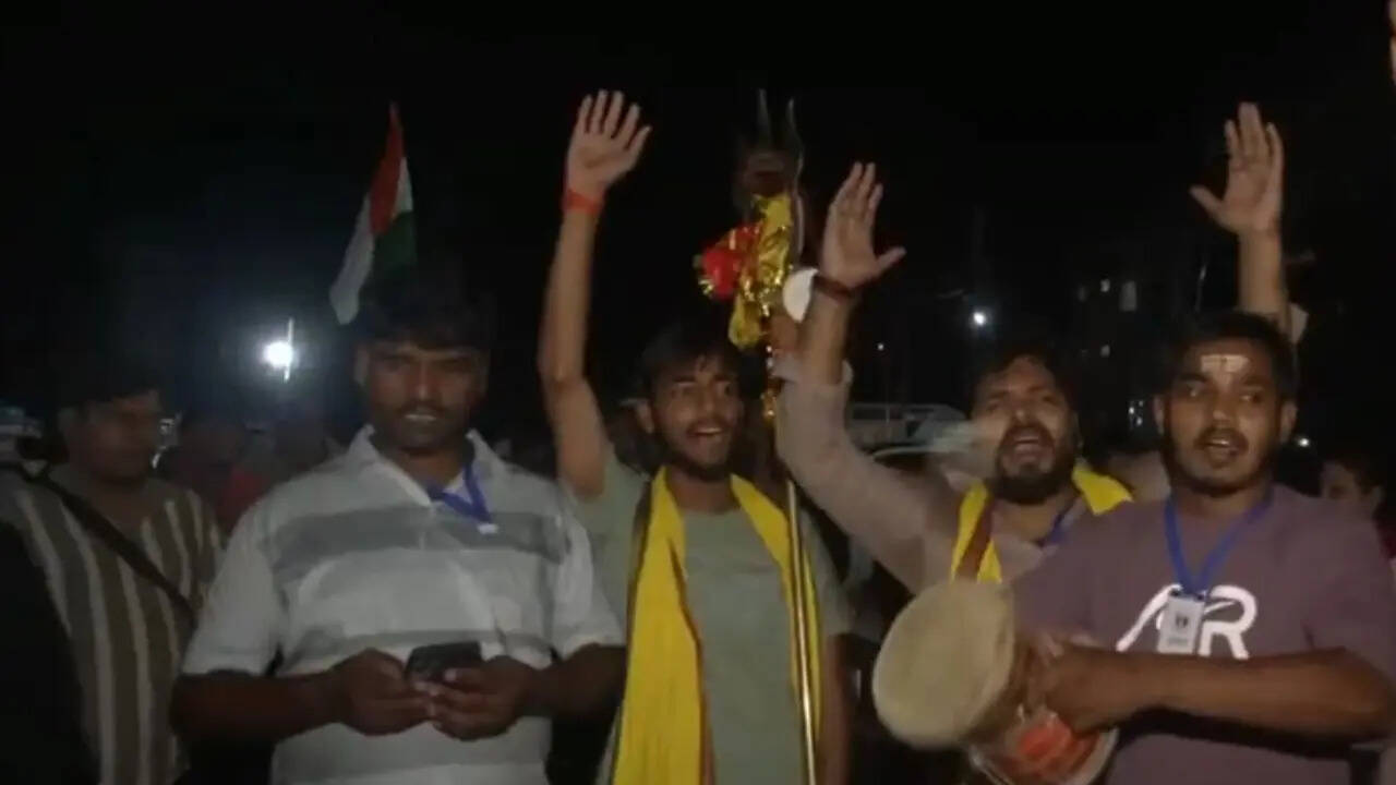 Amarnath Yatra: आज से शुरू हुई 57 दिनों की अमरनाथ यात्रा; CRPF की सुरक्षा के बीच जम्मू से रवाना हुआ पहला जत्था