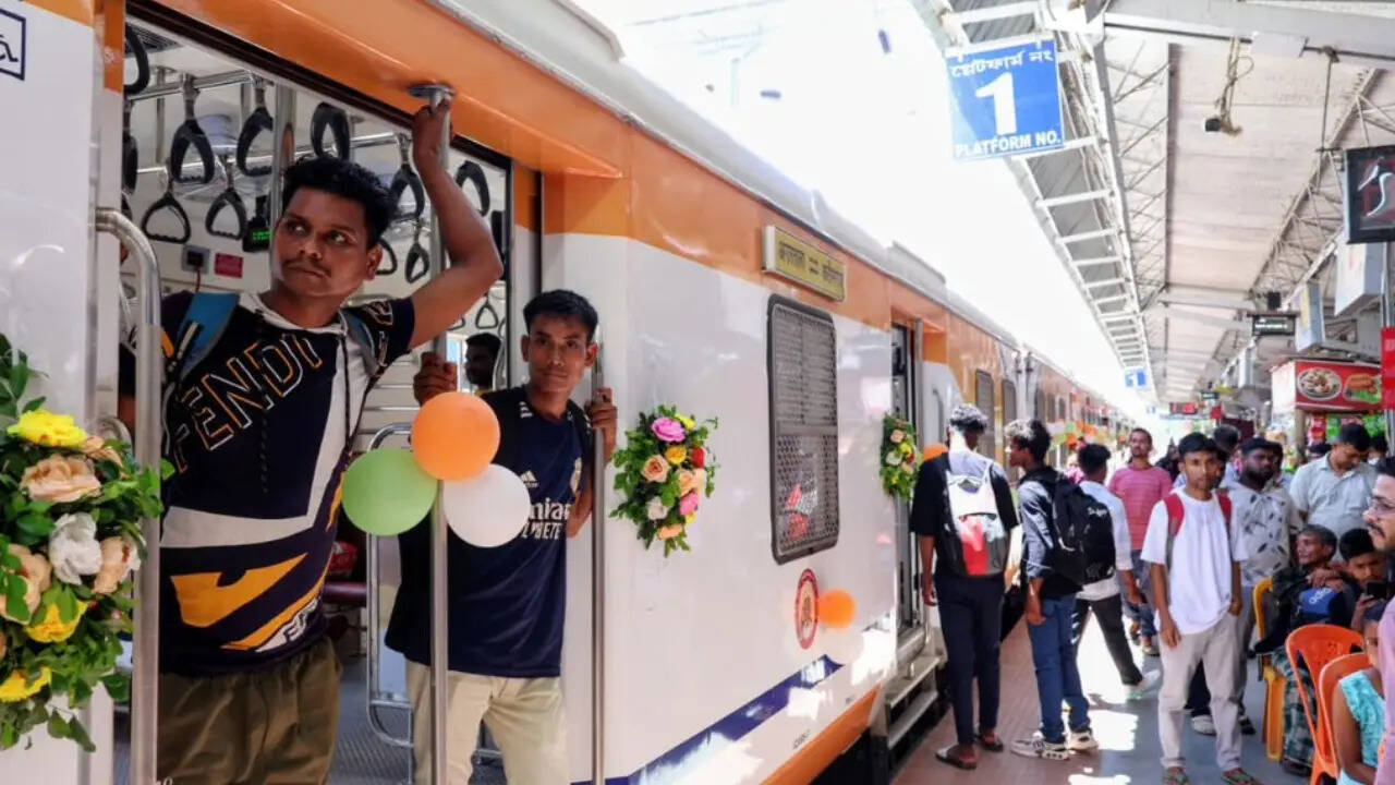 Tripura: पूर्वोत्तर को मिली पहली हाईटेक MEMU ट्रेन, एक साथ सफर करेंगे 3600 यात्री; CM साहा का ऐलान- जल्द चलेगी वंदे भारत