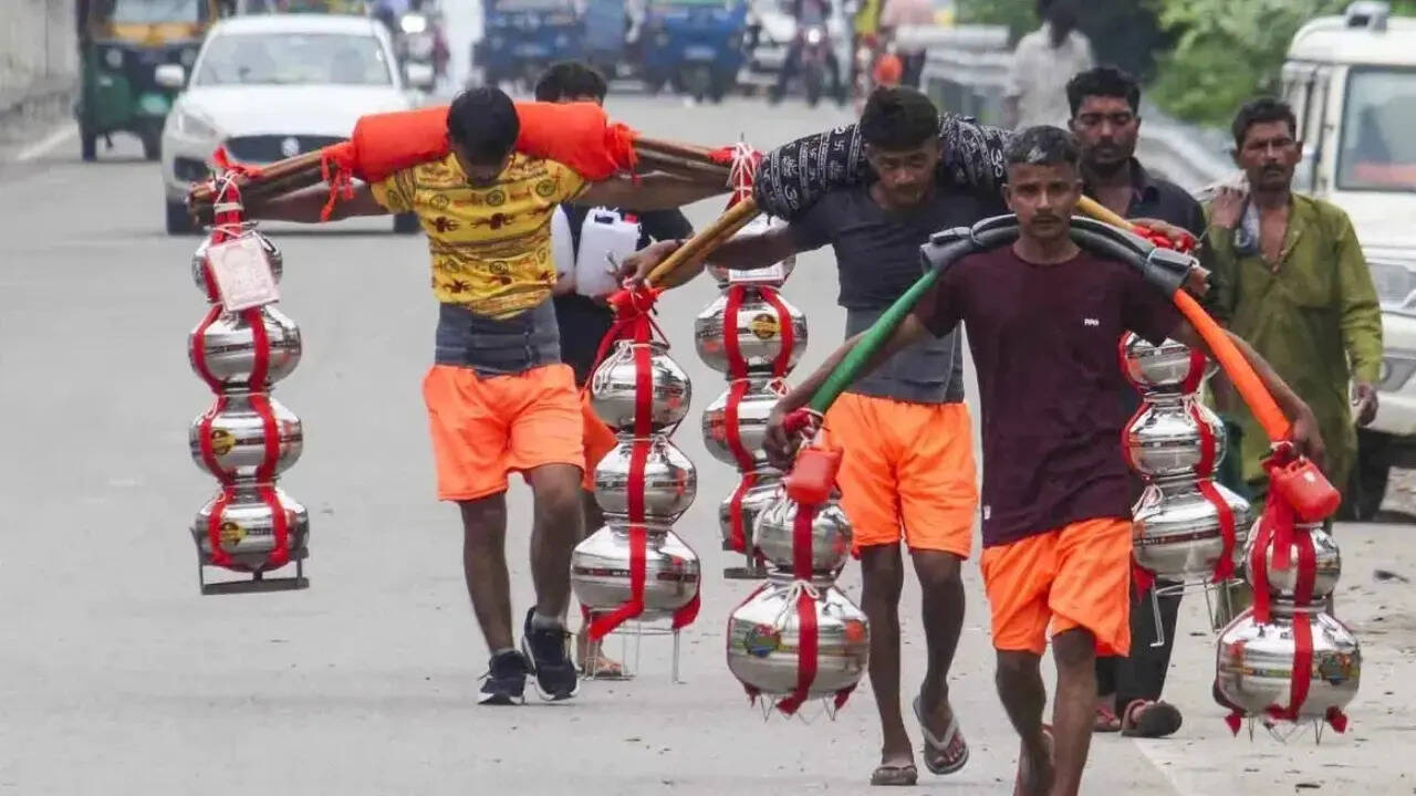 गाजियाबाद में कांवड़ मार्ग की दुकानों पर मालिक का नाम दिखाना होगा जरूरी, लाइसेंस और QR कोड भी किया गया अनिवार्य