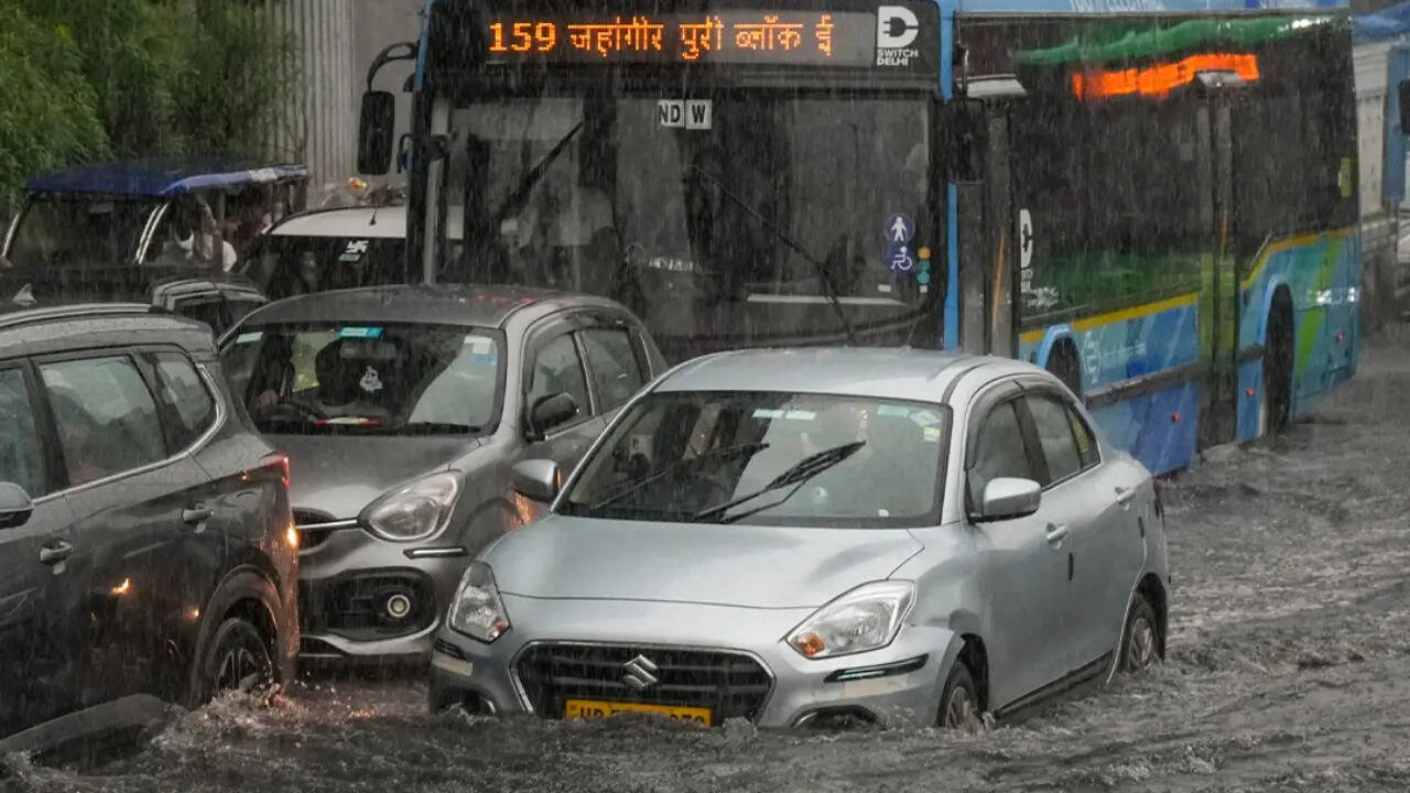 Delhi Rain: दिल्ली-NCR में झमाझम बारिश जारी, कई इलाकों में भरा पानी; हरियाणा-चंडीगढ़ के लिए आया अलर्ट