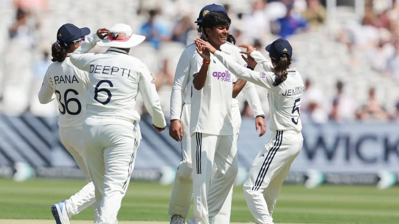 IND W vs ENG W Test Day 2 Highlights: क्रांति गौड़ के पंजे में फंसा इंग्लैंड, मंधाना के अर्धशतक की बदौलत टीम इंडिया ने लॉर्ड्स टेस्ट में मजबूत की पकड़