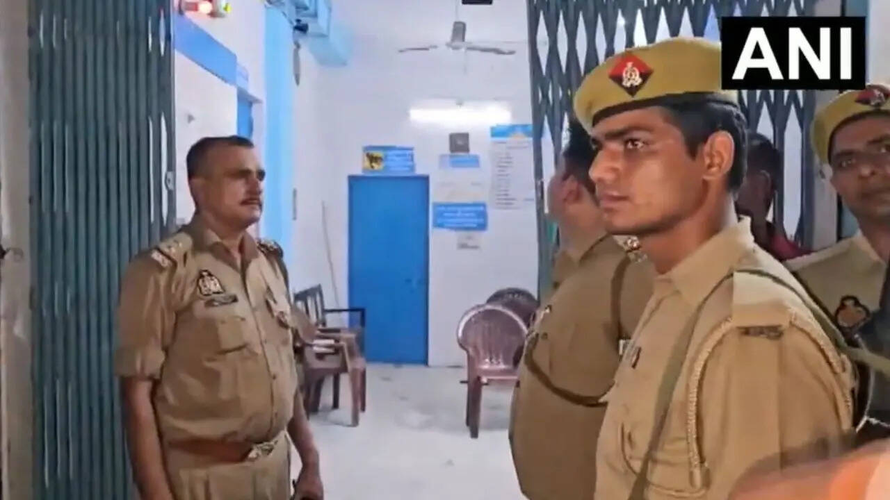 Mathura News: यूपी पुलिस के हेड कांस्टेबल की संदिग्ध हालात में मौत, बैंक गार्ड रूम में मिला शव